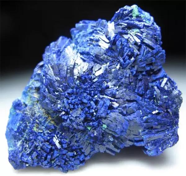 绝美的蓝色矿石,装着海洋,让人心醉
