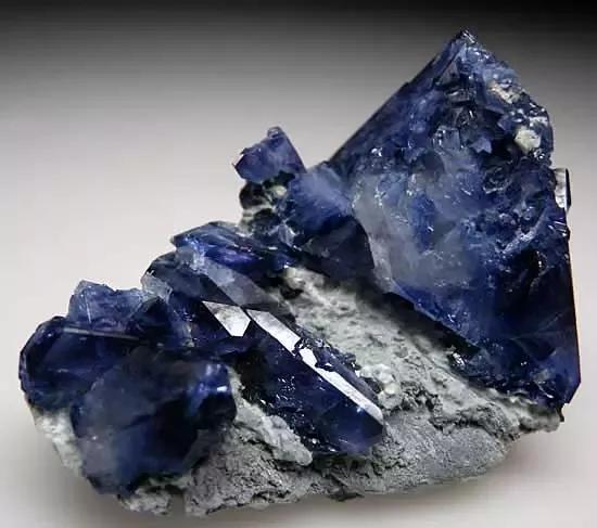 绝美的蓝色矿石,装着海洋,让人心醉