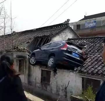 3月10日,江苏泰兴市城黄路发生一起离奇车祸,一辆轿车"飞"上路边3