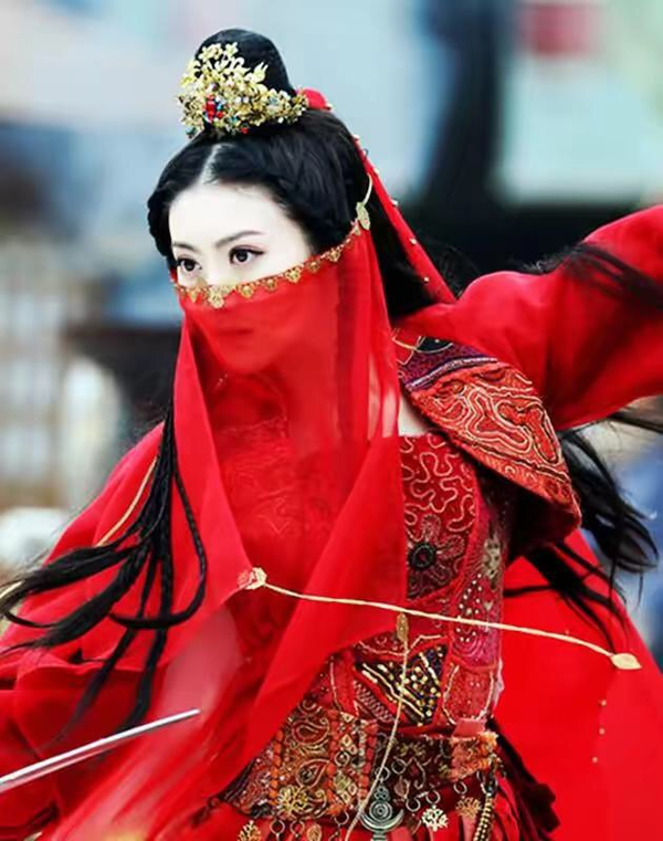 《大唐荣耀》中景甜饰演沈珍珠,一席红衣古装,面纱轻掩,遮掩之间方间