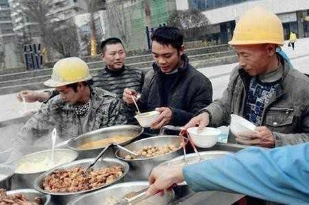 农民工吃饭场景,十元管饱是他们心里最好的美食!