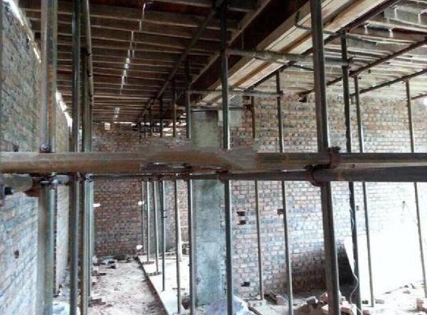 地圈梁完成,现农村建房也很方便,沙石,水泥,钢筋都很方便,连商品