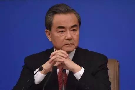王毅说年内经济总量将超美_王毅年轻照片(2)
