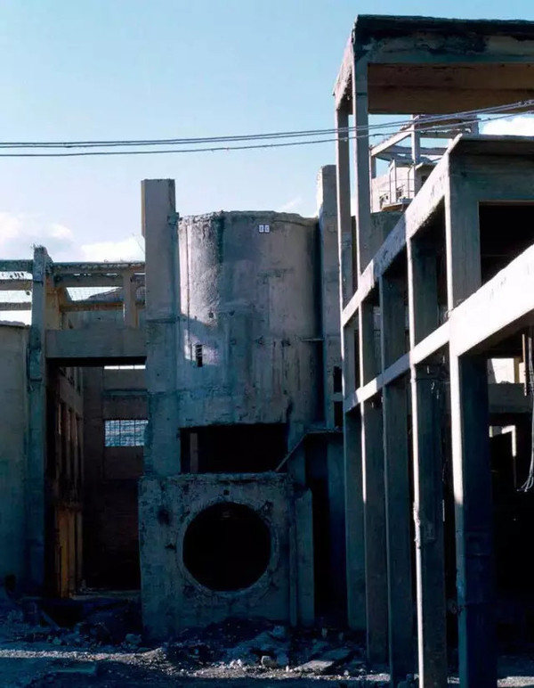 住在废弃的水泥厂里,居然也可以这么享受!