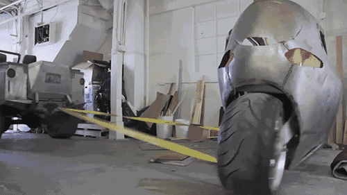 受到了汽车的猛烈撞击