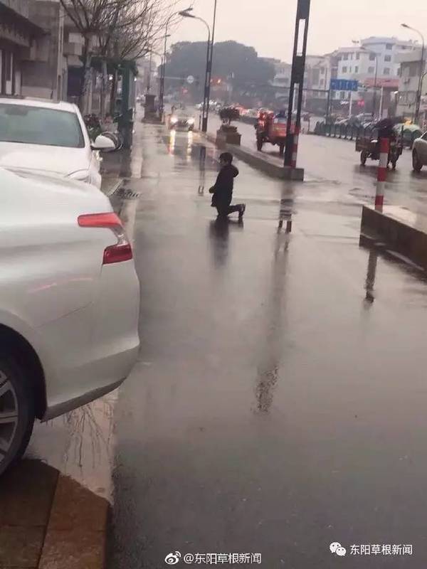 东阳一孩子被跪在大街淋雨?网友心疼又.