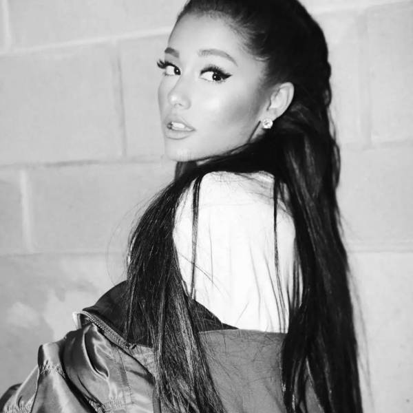 a妹arianagrande今天在ins上 发了一堆图 一个gif, 看小图还以为是