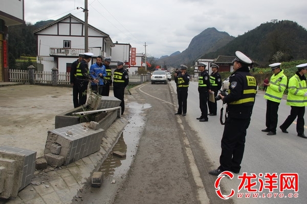苟登荣,现年40岁,家住旺草镇晨光村四合组,曾因无证开车行驶,被绥阳