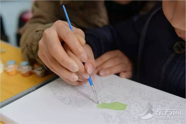华阴小学的"校园开放日"活动中,家长与孩子一起画画.