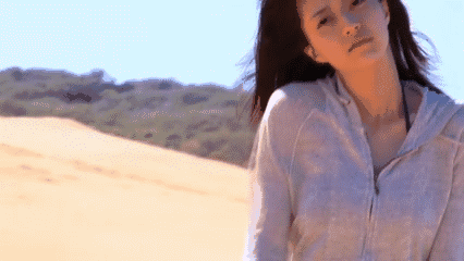 妹子,你的舌头这么历害,伸在外面都能说话!