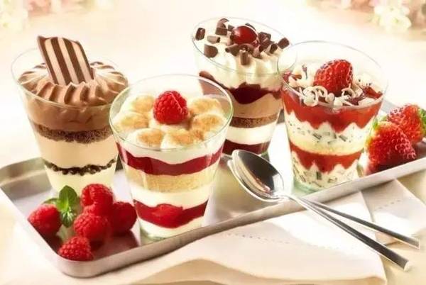 ▽ 生日蛋糕diy 粑粑麻麻和宝宝一起动手diy创意蛋糕,吹蜡烛许下心愿_联海创意