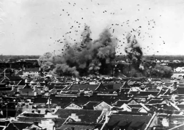 1937年,日军空袭上海居民区,许多中国无辜老百姓被炸死.