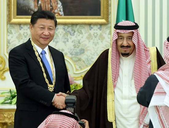 当地时间2016年1月19日,国家主席习近平在利雅得同沙特阿拉伯国王萨勒曼举行会谈。会谈后,萨勒曼国王向习近平授予阿卜杜勒-阿齐兹勋章。新华社记者鞠鹏摄
