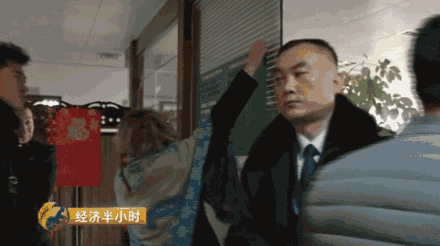 执法人员:你没事你就说.