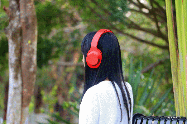 只要将附赠的音频连接线插上即可使用,这个设置很贴心,因为是蓝牙耳机