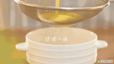 4.鸡蛋打散后过筛.
