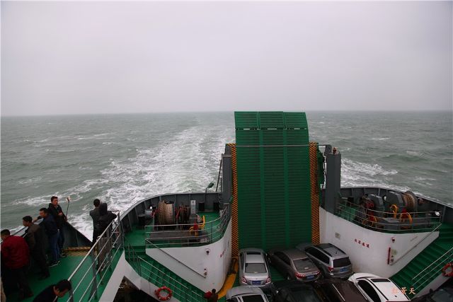 p16 冬天的海面即使有些冷嗖嗖,但仍吸引了不少的人们来船尾自拍,看