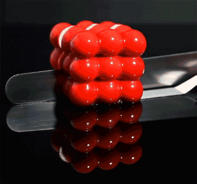 这款蛋糕出自一位乌克兰的美女建筑师之手,是一款充满着立体结构的