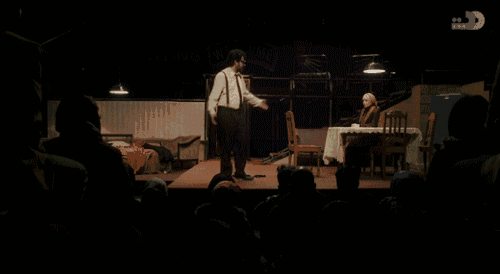 表现得极其不耐烦, 随后又借着舞台剧台词辱骂为自己介绍房子的朋友