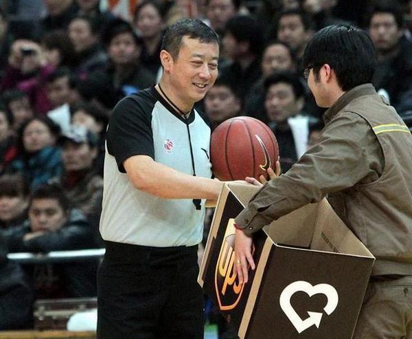 中国最牛裁判没有之一,他一瞪眼,球员教练全闭嘴