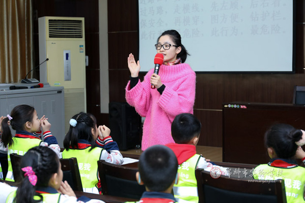 锦州电台交通广播节目主持人冬梅做交通安全知识讲座