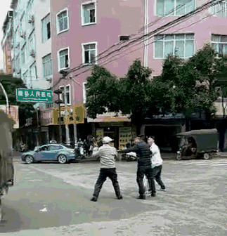 横县两个老头当街拿着大锁要打架