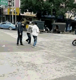 横县两个老头当街拿着大锁要打架