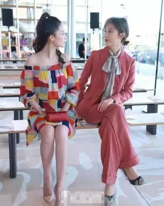 李沁张俪相差六岁,就因搭配一个像少女一个像大妈