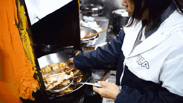 炸串阿姨对我说:你给我出去!椒江情趣用品送货上门图片