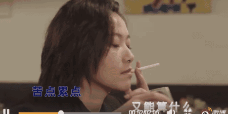 照片里叼着烟打麻将的大姐大就是徐静蕾.