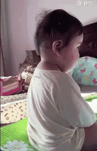 这个两岁的小宝宝也太萌了吧,谢飞机表情包届扛把子地位不保啦!