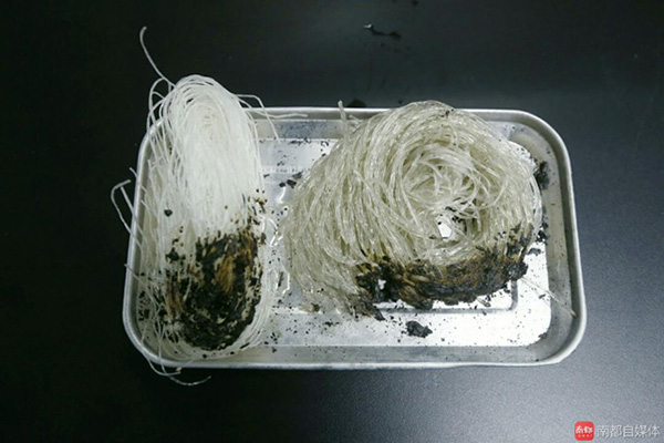 据牡丹晚报3月15日报道,一位年龄较大的山东菏泽市民表示,自从看到网上流传的视频后,她不仅再也没有买过粉丝,就连家里剩下的粉丝也不敢吃了。“我也不知道如何判断自己买的粉丝是真是假,不过我烧了一下,也能点着,看着确实有点像塑料点燃后的东西”。该市民还说,“别管视频内容是不是真的,反正最近我没买过粉丝,不怕一万就怕万一嘛”。