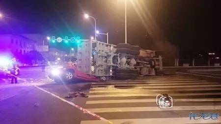 常州街头又现惨烈事故!渣土车侧翻压扁小轿车,车上两人当场死亡