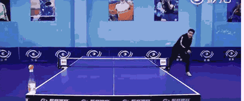 球队对角线的角上的矿泉水瓶子上放着一个乒乓球, 一板打过去球打掉了