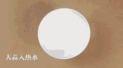 她把杯子转一转,芒果整个剥得干干净净,太神奇了!