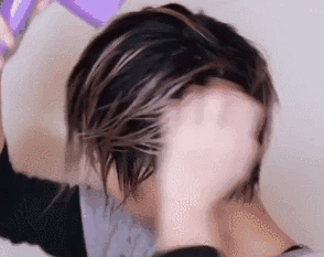 2/先用干毛巾尽量把头发水分吸干,再吹发容易干也减少热量的伤害.