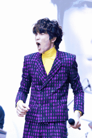 看到这小编只想弱弱的问一句,雨神您的裤子从哪里买的啊?(偷笑脸)