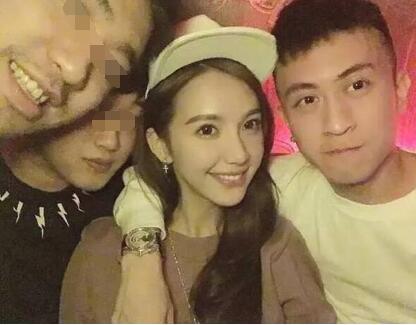 2016年,秦奋被曝与韦雪分手,与一个长得很像angelababy的网红喜哥在
