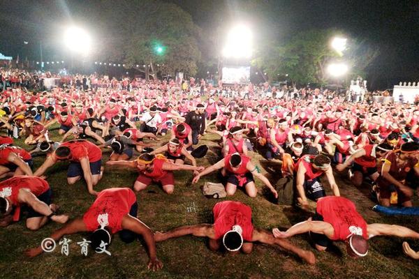 1400余名泰拳手齐聚泰国,为世界泰拳大会拜师