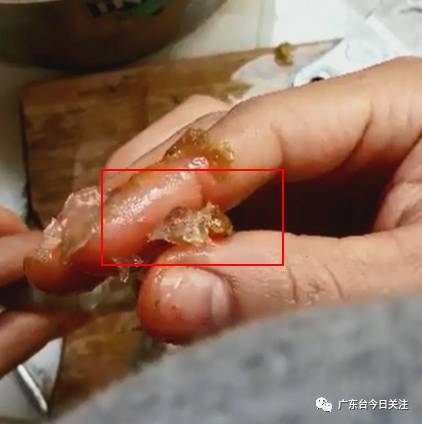 报料人陈先生:“物质大块一点的话,会比黄豆大一点,小块一点的话就是一层层,像纸状一样,有些就像我们平时煮东西,凝固了的透明状一样,异味倒是没有就是很晶莹剔透,也不知道这些有没有毒,吃了有什么后果也不知道。”