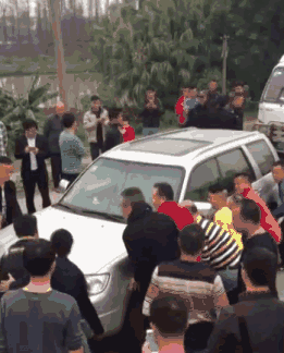 佛山顺德两车主斗气堵路,气愤群众竟合力将车抬走.