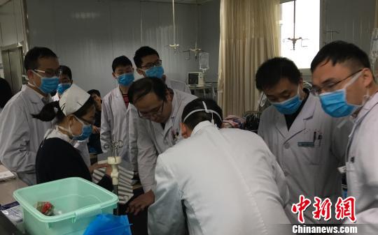 20日上午9时50分许,山西省晋城市人民医院急诊室接到两名从沁水转来的被土掩埋的伤者,尽管20多名医护人员对其进行全力抢救,两名伤者仍不治身亡。 原国堂 摄