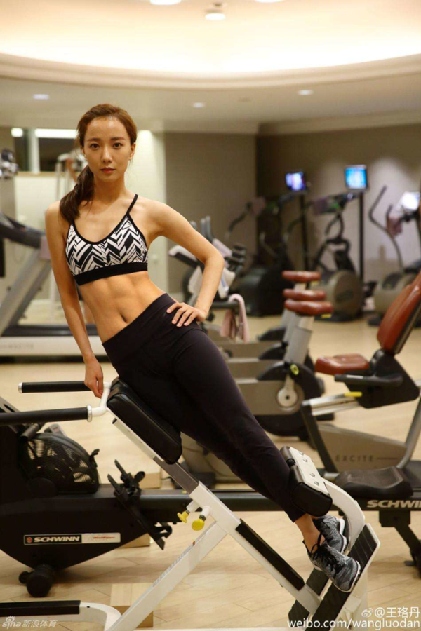 马甲线女王,袁姗姗平坦紧实小蛮腰看呆一众网友. 健身后练