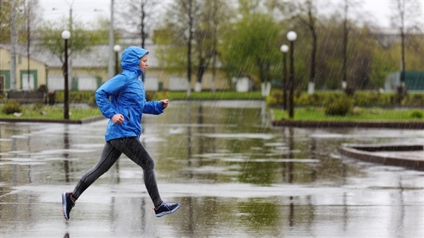 在雨天跑步前只需注意以下几点,即可安心享受雨中慢跑.