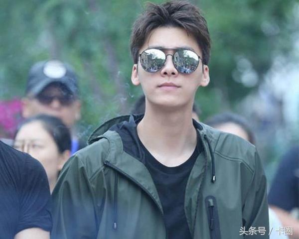 30岁李易峰帅气海报竟如此危险,工作人员飞奔去扶