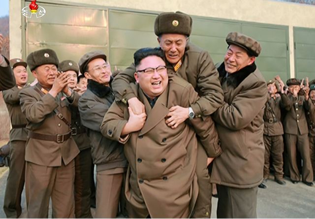 朝鲜成功进行新型火箭发动机点火试验,金正恩背起科技负责人庆贺。