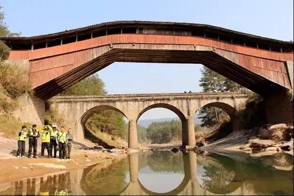 同样的跨度,现代的钢筋水泥桥都要在搞两个桥墩,与这古桥形成鲜明的