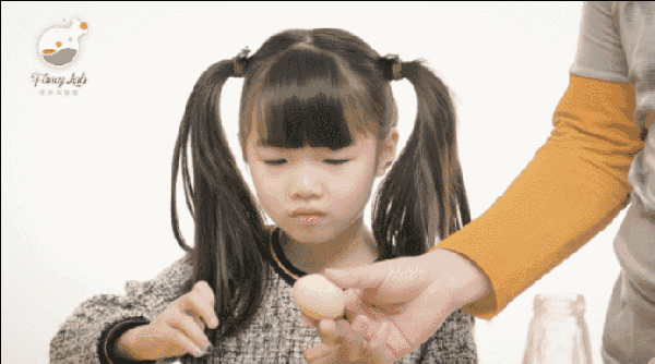 可是这个小机灵鬼一遇上鸡蛋就把头摇得跟拨浪鼓一样: