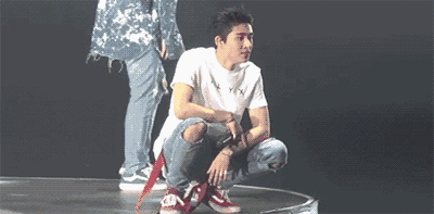 p》金韩彬focus,蹲在舞台一角温柔地看着台下粉丝,抿嘴笑的一刹那感觉