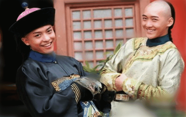 搞笑,给观众留下深刻印象,另外一个观众心中塑造的形象是张伟从小在